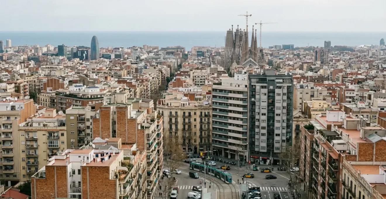 Vista panorámica de Barcelona con edificios residenciales y mar Mediterráneo, precio vivienda comparativa